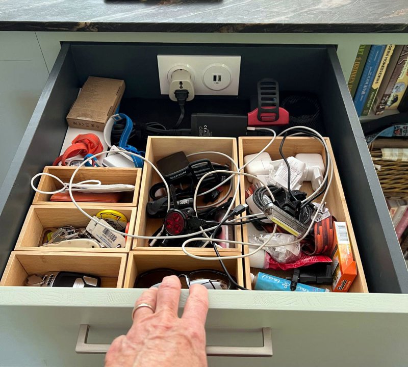 Pour ces clients originaires des USA nous avons astucieusement positionné dans un tiroir deux prises permettant de recharger tout, en le dissimulant, le petit électronique...