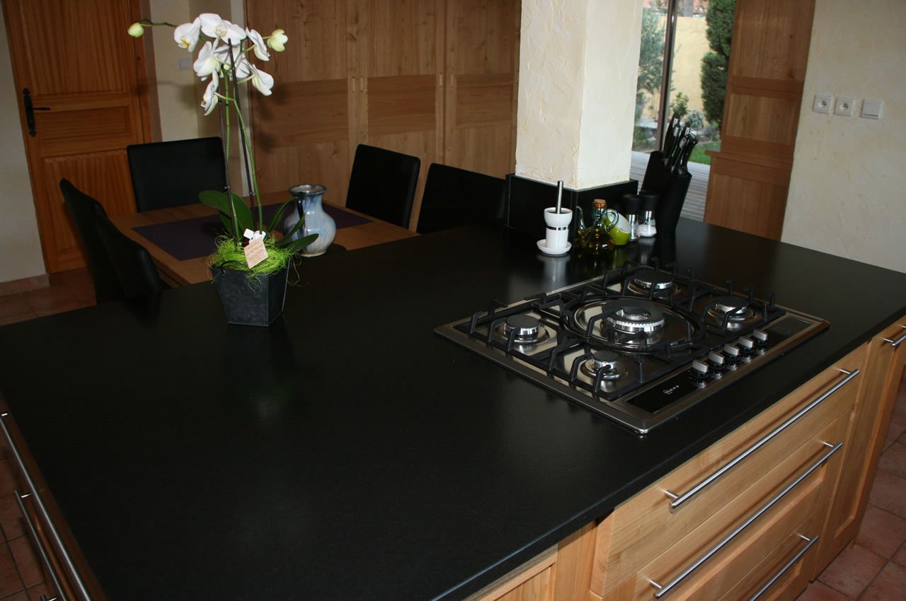 Cuisine moderne - Moderne granit noir Cuisine moderne sur mesure avec un plan en granit noir : 1618345091.blanquier.cuisine.moderne.01.03.jpg