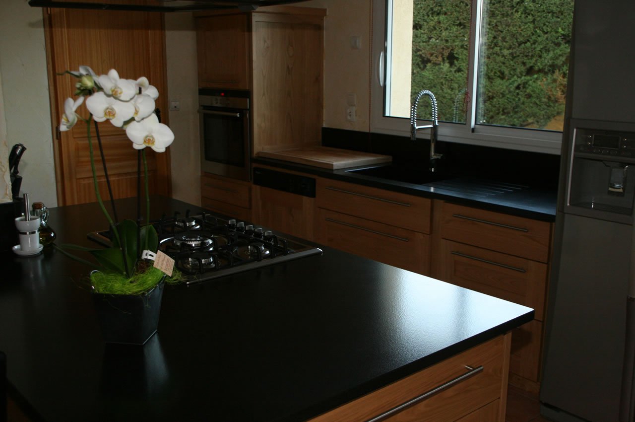 Cuisine moderne - Moderne granit noir Cuisine moderne sur mesure avec un plan en granit noir : 1618345092.blanquier.cuisine.moderne.01.04.jpg
